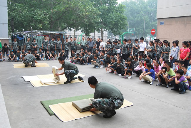 洛陽東方外國語學(xué)校新生軍營參觀