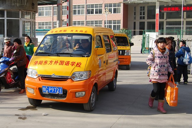 洛陽東方外國語學校校車接送