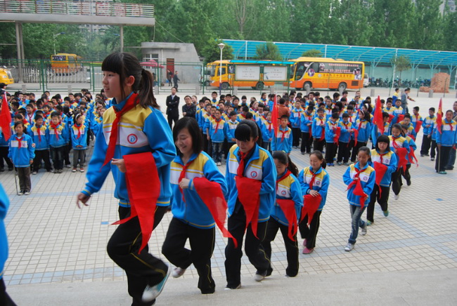 洛陽(yáng)東方外國(guó)語(yǔ)學(xué)校少先隊(duì)建隊(duì)儀式入場(chǎng)入隊(duì)