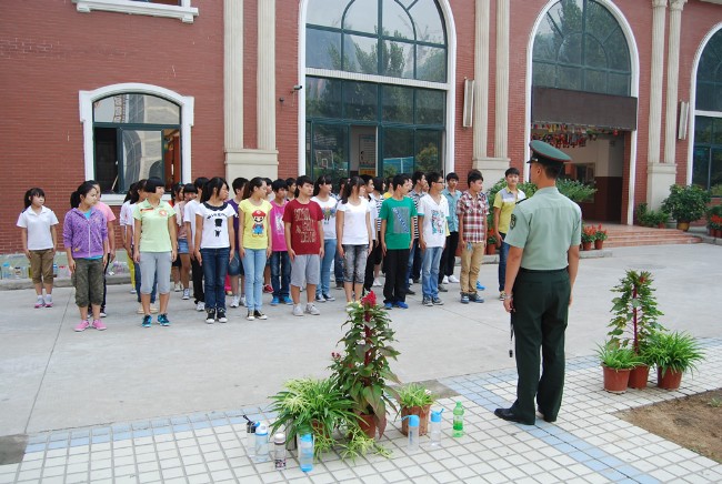 洛陽東外2012初中部新生軍訓(xùn)