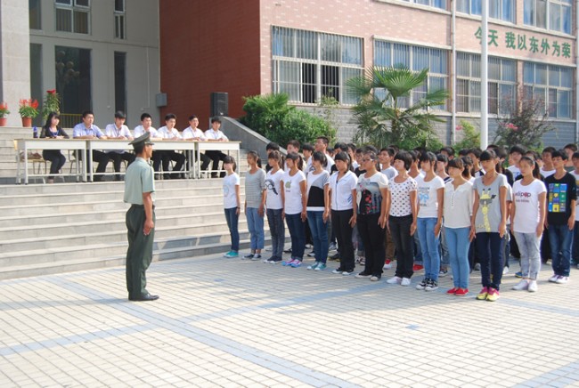 洛陽(yáng)東外中學(xué)部新生軍訓(xùn)會(huì)操表演