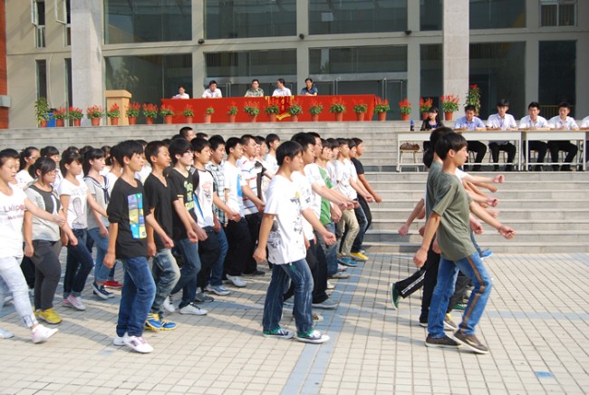 洛陽(yáng)東外中學(xué)部新生軍訓(xùn)會(huì)操表演