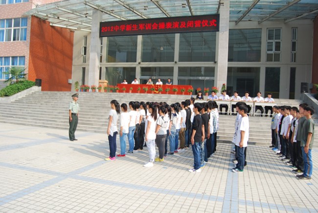 洛陽(yáng)東外中學(xué)部新生軍訓(xùn)會(huì)操表演