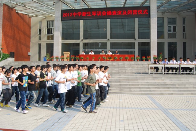 洛陽(yáng)東外中學(xué)部新生軍訓(xùn)會(huì)操表演