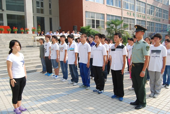 洛陽(yáng)東外中學(xué)部新生軍訓(xùn)會(huì)操表演