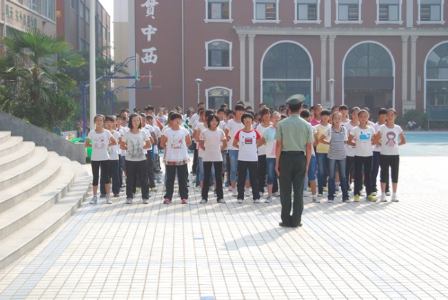 洛陽(yáng)東外中學(xué)部新生軍訓(xùn)會(huì)操表演