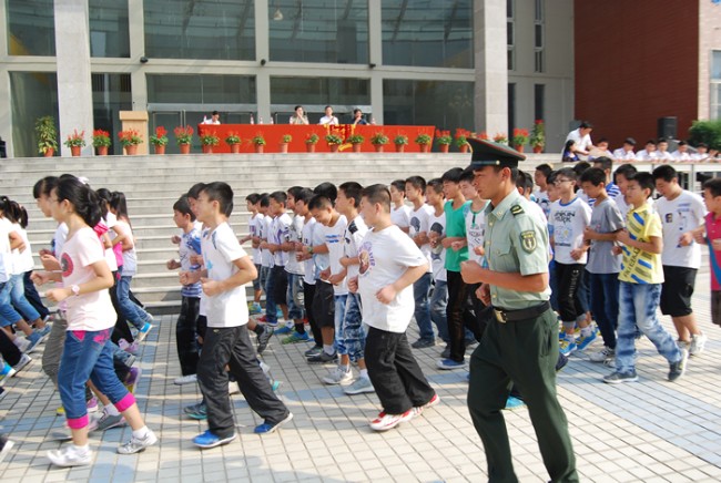 洛陽(yáng)東外中學(xué)部新生軍訓(xùn)會(huì)操表演