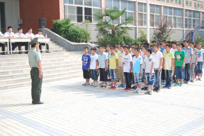 洛陽(yáng)東外中學(xué)部新生軍訓(xùn)會(huì)操表演