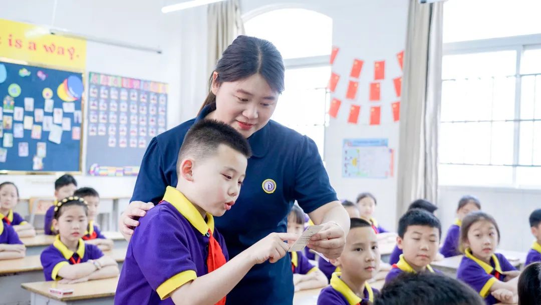 巧背古詩 最強大腦丨東外小學部巧借撲克牌玩轉(zhuǎn)古詩詞系列活動